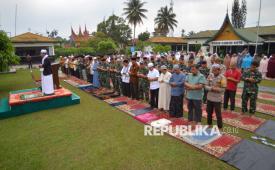 Sejumlah warga mengikuti sholat minta hujan (Istisqa) di lapangan Makodim 0306/50 Kota di Tanjung Pati, Limapuluh Kota, Sumatera Barat, Jumat (25/7/2025). Kodim 0306/50 Kota menggelar shalat Istisqa bersama masyarakat sekitar untuk memohon diturunkan hujan karena kemarau panjang dan kekeringan melanda daerah tersebut sekaligus meminta hujan agar dapat mengatasi karhutla yang masih belum padam.