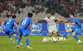 Pesepak bola Timnas U-23 Indonesia Jens Raven berusaha melewati adangan pesepak bola Timnas U-23 Filipina dalam pertandingan penyisihan Grup A Piala AFF U-23 2025 di Stadion Utama Gelora Bung Karno (SUGBK), Senayan, Jakarta, Jumat (18/7/2025). Timnas U-23 Indonesia menang dengan skor 1-0. 