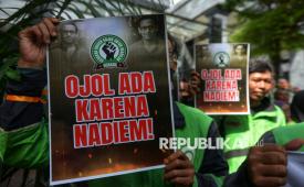 Sejumlah pengemudi ojek online menggelar aksi solidaritas saat di gelarnya sidang perdana Nadiem Makarim di depan di Pengadilan Tipikor, Jakarta, Senin (5/1/2026). Dalam aksinya mereka menyuarakan dukungan untuk mantan Mendikbudristek Nadiem Makarim.