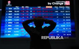 Pengunjung mengamati layar digital yang menampilkan data pergerakan  Indeks Harga Saham Gabungan (IHSG) di Bursa Efek Indonesia (BEI), Jakarta, Kamis 29/1/2026). 