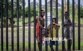 Anak-anak suku Kanum dari Papua Nugini bermain di perbatasan Pos Lintas Batas Negara (PLBN) Terpadu Distrik Sota, Kabupaten Merauke, Papua Selatan, Ahad (13/7/2025). PLBN Sota merupakan salah satu gerbang perbatasan resmi Indonesia dengan Papua Nugini yang difungsikan untuk mendukung pengawasan lintas batas negara serta memfasilitasi aktivitas ekonomi dan sosial di wilayah perbatasan. 
