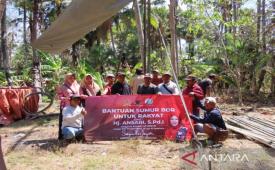 Anggota DPR bantu sumur bor di desa terdampak kekeringan di Pamekasan.