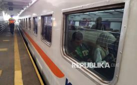 Penumpang memadati kereta api lokal Bandung Raya di Stasiun Bandung.