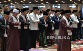 Ilustrasi seorang imam memimpin sholat berjamaah.