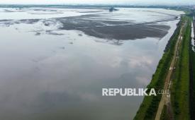 Penampakan kolam penampungan pusat semburan lumpur Lapindo di Porong, Sidoarjo, Jawa Timur, Ahad (8/2/2026). Kementerian Lingkungan Hidup/Badan Pengendalian Lingkungan Hidup (BPLH) menyatakan akan segera menyusun Kajian Lingkungan Hidup Strategis (KLHS) dalam upaya penanganan bencana lumpur Lapindo yang saat ini masih aktif mengeluarkan lumpur panas dari dalam bumi. 