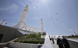 Umat Islam berjalan menuju Masjid Quba di Madinah, Arab Saudi, Rabu (18/6/2025). Masjid Quba yang berada sekitar empat kilometer dari Masjid Nabawi merupakan masjid yang pertama dibangun oleh Rasulullah SAW pada tahun 1 Hijriah atau 622 Masehi. 
