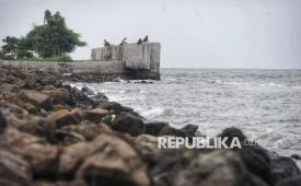 Warga memancing di dekat tanggul pengaman laut di Muara Baru, Jakarta, Selasa (4/2/2025).