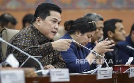 Menteri BUMN Erick Thohir (kiri) menyampaikan paparan pada rapat kerja dengan Komisi VI DPR di Kompleks Parlemen, Senayan, Jakarta, Selasa (19/3/2024). Rapat tersebut membahas tentang evaluasi kinerja BUMN dan progres program restrukturisasi BUMN. 