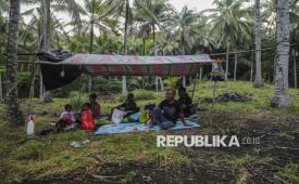 Sejumlah warga terdampak gempa bumi berlindung di tenda yang mereka dirikan di dataran tinggi Kelurahan Mayau, Kecamatan Pulau Batang Dua, Ternate, Maluku Utara, Jumat (3/4/2026). Sekitar 70 warga di Kelurahan Mayau memilih mengungsi secara mandiri ke sebuah perbukitan yang berjarak 1 kilometer dari tempat tinggal mereka untuk mengantisipasi gempa susulan. 