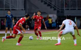 Pesepak bola Timnas Indonesia Rizky Ridho berusaha melewati adangan pemain Timnas Vietnam pada pertandingan Grup A Piala AFF 2026 di Stadion Gelora Pakansari, Kabupaten Bogor, Jawa Barat, Senin (3/8/2026). Indonesia kalah dari Vietnam dengan skor 0-3.