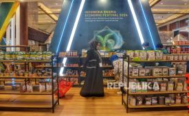 Pengunjung mencari produk UMKM disalah stand pada hari terakhir gelaran Indonesia Sharia Economic Festival (ISEF) 2024 di Jakarta Convention Center, Ahad (3/11/2024). (ilustrasi)