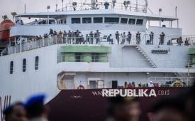 Sejumlah penumpang kapal motor penumpang (KMP) Virgo Transport 8  tiba menggunakan kapal MV Haida di Pelabuhan Tri Sakti, Banjarmasin, Kalimantan Selatan, Ahad (13/9/2026). Kapal tersebut berhasil mengevakuasi sebanyak 69 penumpang dari total 107 korban yang selamat akibat kecelakaan kapal Virgo Transport 8 di Laut Jawa. 