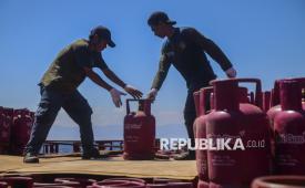Pekerja melakukan bongkar muat tabung gas Elpiji nonsubsidi ukuran 12 kg yang didatangkan dari Ambon di Pelabuhan Ahmad Yani Ternate, Maluku Utara, Sabtu (25/4/2026).