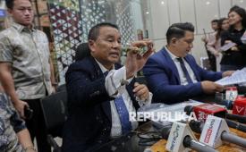 Penasehat hukum tersangka mantan Jampidsus Febrie Adriansyah, Hotman Paris Hutapea menyampaikan keterangan pers di Gedung Jampidsus, Kejaksaan Agung, Jakarta, Jumat (17/7/2026). Hotman Paris resmi menjadi penasihat hukum Febrie Adriansyah dalam kasus dugaan tindak pidana korupsi dan tindak pidana pencucian uang (TPPU) yang tengah diusut olek Kejaksaan Agung RI. L
