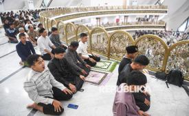 Umat Islam melaksanakan shalat (ilustrasi).
