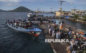 Warga beserta sepeda motornya diangkut dengan perahu kayu bermotor untuk menyeberang ke Tidore di Pelabuhan Bastiong Ternate, Maluku Utara, Ahad (22/3/2026). Pada hari kedua Idul Fitri 1447 Hijriah, Kantor Kesyahbandaran dan Otoritas Pelabuhan (KSOP) Kelas II Ternate menyiapkan 12 unit perahu kayu bermotor selama 24 jam untuk pelayaran rute Ternate-Tidore bagi masyarakat yang ingin bersilaturahim dengan keluarganya. 