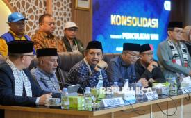 Ketua MUI Bidang Ukhuwah Muhammad Zaitun Rasmin (tengah) memberikan keterangan usai rapat konsolidasi terkait penculikan WNI peserta Global Sumud Flotilla oleh Israel di Aula Buya Hamka, Gedung MUI, Jakarta, Selasa (21/5/2026). Majelis Ulama Indonesia mengeluarkan pernyataan tegas dan keras mengutuk penangkapan relawan kemanusiaan Warga Negara Indonesia (WNI) oleh Zionis Israel karena bertentangan dengan nilai kemanusiaan, hak asasi manusia, serta prinsip hukum internasional.