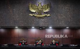 Sidang PHPU Pileg, Hakim MK Arief Hidayat Pertanyakan Keabsahan Tanda Tangan Surya Paloh