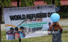 Seorang anak imigran etnis Rohingya membawa hadiah balon seusai kegiatan menggambar pada kegiatan bertema Melukis Mimpi di lokasi penampungan sementara Mina Raya, Kabupaten Pidie, Aceh, Jumat (20/6/2025). Kegiatan lomba yang diikuti ratusan anak pengungsi imigran etnis Rohingya di beberapa  lokasi penampungan di Aceh itu dalam rangka memperingati Hari Pengungsi Sedunia. 