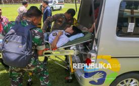 Anggota TNI dan polisi mengevakuasi siswa yang diduga keracunan makan bergizi gratis (MBG) di SMA 2 Kudus, Kabupaten Kudus, Jawa Tengah, Kamis (29/1/2026). 