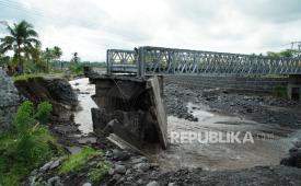 Warga mengamati kondisi Jembatan Mujur II yang rusak di Lumajang, Jawa Timur, Jumat (19/4/2024). Jembatan penghubung Desa Kloposawit dan Desa Tumpeng tersebut putus akibat diterang banjir lahar hujan Gunung Semeru pada Kamis (18/4).