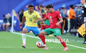 Pemain timnas Brasil Douglas Santos berebut bola dengan pemain timnas Maroko Brahim Diaz dalam pertandingan babak penyisihan Grup C Piala Dunia FIFA 2026 di East Rutherford, New Jersey, AS, Sabtu (13/6/2026) waktu setempat.