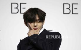 V BTS. Ide V untuk bisa melakukan siaran langsung bersama dengan artis lain dari grup atau agensi berbeda dikabulkan oleh Weverse.