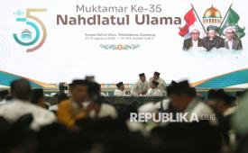 Peserta Muktamar ke-35 Nahdlatul Ulama (NU) melakukan protes kepimpinan sidang pleno I di Gedung Serbaguna KH Hasbullah Said (GSHS) Pondok Pesantren Bahrul Ulum Tambakberas, Jombang, Jawa Timur, Jumat (28/8/2026). Sidang pleno I dengan agenda pembahasan jadwal dan tata tertib Muktamar ke-35 NU yang sedianya selesai pukul 11.00 WIB harus mundur karena banyak peserta sidang yang interupsi. 