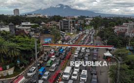 Kendaraan antre saat diberlakukan sistem satu arah di Gadog, Kabupaten Bogor, Jawa Barat, Jumat (16/1/2026). Menurut Satlantas Polres Bogor terhitung sejak pukul 05.00 WIB-07.00 WIB sebanyak 3.300 kendaraan masuk kawasan Puncak pada libur Isra Miraj, dan diberlakukan sistem satu arah (one way) untuk mengurai kepadatan kendaraan. 