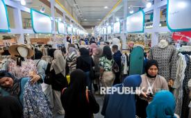 Visitors attend the BSI International Expo 2025 exhibition event at Jakarta Convention Center (JCC), Jakarta, Thursday (26/6/2025). BSI International Expo 2025, held by Bank Syariah Indonesia together with Danantara, this time carries the theme of Engaging Indonesia in the Global Halal Industry which presents various product exhibitions from 330 MSMEs based on BSI, Hajj Umrah services to Sharia finance exhibitions that are expected to strengthen the sharia economic ecosystem to make Indonesia the leader of the Global Halal Ecosystem. The exhibition runs for three days from June 26-29.