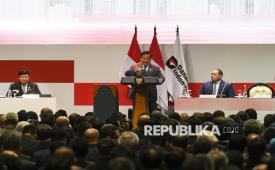 Presiden Prabowo Subianto (tengah) didampingi Chief Investment Officer (CIO) Badan Pengelola Investasi Daya Anagata Nusantara (BPI Danantara) Pandu Patria Sjahrir (kanan) dan Menko Polkam Budi Gunawan (kiri) memberikan arahan saat Town Hall Danantara Indonesia di Jakarta, Senin (28/4/2025). Acara tersebut digelar dalam rangka penyampaian arah strategis BPI Danantara Indonesia serta memperkuat kolaborasi dengan para pemangku kepentingan. 
