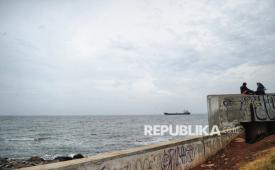 Warga berbincang di dekat tanggul pengaman laut di Muara Baru, Jakarta, Selasa (4/2/2025). Utusan Presiden Bidang Iklim dan Energi Hashim Djojohadikusumo menyampaikan keputusan Presiden Prabowo Subianto untuk membangun tanggul laut raksasa sepanjang 700 km. Tanggul itu akan memanjang mulai dari Banten sampai Jawa Timur. Proyek pembangunan tanggul laut raksasa diperkirakan memakan waktu antara 10 hingga 20 tahun.