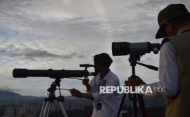 Crescent observation to determine the beginning of the 1446 Hijri Syawal at the Faculty of Sharia of Islamic University of Bandung (Unisba) at Albiruni Observatory, Tamansari Street, Bandung City, Saturday (29/3 2025). This activity was carried out together with the Ministry of Religious Affairs of West Java Province and the Regional Council of Hisab and Rukyat Daerah (BHRD) of West Java Province. The Albiruni Observatory became one of the official points of observation of the crescent. The results of this activity will be reported to the Ministry of Religious Affairs as a material for the session of Isbat 1 Syawal 1446 H.