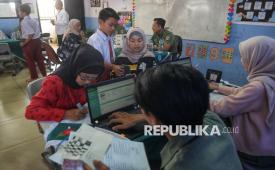 Siswa bersama orang tuanya mendapatkan layanan administrasi kependudukan saat digelarnya program Layanan Anak Sekolah Sudin Jakarta Selatan (LAKSANA SULTAN) di SDN Kebagusan 01, Jakarta, Senin (4/5/2026). Program LAKSANA SULTAN merupakan layanan jemput bola dari Sudin Dukcapil Jakarta Selatan yang memberikan kemudahan bagi siswa dan orang tua dalam mengurus dokumen kependudukan secara langsung di sekolah. Adapun kegiatan di SDN Kebagusan 01 tersebut meliputi pembaruan Kartu Identitas Anak (KIA), pembaruan Kartu Keluarga (KK), serta aktivasi Identitas Kependudukan Digital (IKD) bagi orang tua murid. Melalui program ini, diharapkan seluruh anak memiliki dokumen kependudukan yang tertib, akurat, dan terintegrasi sejak usia sekolah.