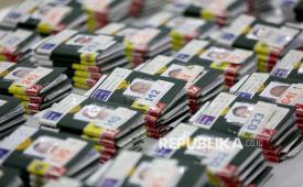 Paspor jamaah calon haji kloter 1 Jakarta di Asrama Haji Pondok Gede, Jakarta, Kamis (1/5/2025). Sebanyak 393 jamaah calon haji kloter 1 mulai masuk ke Asrama Haji Pondok Gede Jakarta sebelum bertolak ke tanah suci untuk menjalani rangkaian ibadah haji.