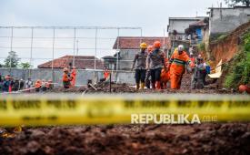 Petugas SAR membawa jenazah menuju mobil ambulans dari tempat kejadian longsor di Kampung Wates, Desa Cisempur, Kecamatan Jatinangor, Kabupaten Sumedang, Jawa Barat, Jumat (2/1/2026). Sebanyak empat orang pekerja meninggal dunia tertimbun longsoran tanah pada proyek pembangunan lapangan futsal di Desa Cisempur. 