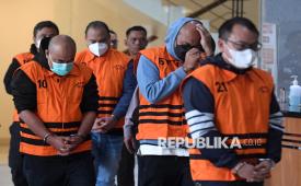 Lima tersangka kasus dugaan korupsi proyek pembangunan jalan di Dinas PUPR dan preservasi jalan di Satuan Kerja Pelaksanaan Jalan Nasional (PJN) Wilayah I Sumatera Utara mengenakan rompi tahanan usai menjalani pemeriksaan di Gedung Merah Putih KPK, Jakarta, Sabtu (28/6/2025).