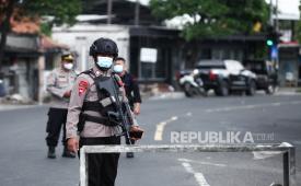 Polisi bersiaga setelah terjadi ledakan di area markas Detasemen Gegana Satbrimob Polda Jawa Timur (Jatim), Kota Surabaya, Jatim, Senin (4/3/2024). 
