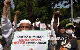 Peserta aksi yang tergabung dalam Front Persaudaraan Islam (FPI) membawa poster saat aksi damai 247 Tolak Lesbian, Gay, Biseksual, Transgender dan Questioning (LGBTQ) di Balaikota Bogor, Jawa Barat, Jumat (24/7/2026). Mereka menolak keberadaan kelompok LGBTQ dan mendesak Pemerintah Kota Bogor segera menindaklanjuti Peraturan Daerah Kota Bogor Nomor 10 Tahun 2021 tentang Pencegahan dan Penanggulangan Perilaku Penyimpangan Seksual (P4S). 