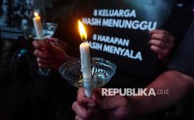 Sejumlah insan pers melakukan aksi solidaritas dan doa bersama di Jakarta, Jumat (11/9/2026) terkait hilangnya lima pewarta foto di Selat Sunda..