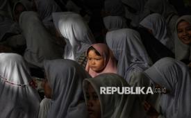Sejumlah anak yatim menghadiri acara santunan di Masjid At-Thohir, Depok, Jawa Barat, Senin (16/3/2026). g