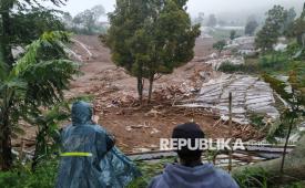 Bencana longsor menerjang perkebunan dan permukiman Kampung Pasir Kuning, RW 10 dan 11, Desa Pasirlangu, Kecamatan Cisarua, Kabupaten Bandung Barat (KBB), Jawa Barat, Sabtu (24/1/2026).