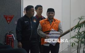 Mantan Menteri Agama Yaqut Cholil Qoumas mengenakan rompi tahanan usai menjalani pemeriksaan di Gedung Merah Putih KPK, Jakarta, Kamis (12/3/2026). Komisi Pemberantasan Korupsi (KPK) resmi menahan Yaqut terkait dugaan kasus korupsi dalam penentuan kuota dan penyelenggaraan ibadah haji di Kementerian Agama (Kemenag) tahun 2023–2024. Sehari sebelumnya, permohonan praperadilannya ditolak oleh Pengadilan Negeri Jakarta Selatan.