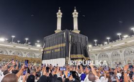 Umat Islam dari berbagai negara mengabadikan proses penggantian kain penutup Kakbah atau kiswah di Masjidil Haram, Makkah, Arab Saudi, Senin (15/6/2026) waktu setempat. Pemerintah Arab Saudi mengganti kiswah setiap 1 Muharam atau masuk tahun baru Islam. 
