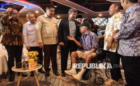 Kepala Badan Komunikasi Pemerintah M. Qodari, Menteri Perhubungan Dudy Purwagandhi, Menteri Perumahan dan Kawasan Permukiman (PKP) Maruarar Sirait, Ketua Satuan Tugas (Satgas) Perumahan Hashim Djojohadikusumo, Menteri Agama Nasaruddin Umar, Legenda Tinju Indonesia Ellyas Pical, dan Legenda Sepakbola Indonesia Rully Nere (dari kiri) berbincang saat acara penyerahan 30 Sertifikat Hak Milik Rumah Cahaya kepada Pahlawan Terlupakan di Jakarta, Senin (31/8/2026). PT Bank Tabungan Negara (Persero) Tbk. (BTN) bersama Rumah Cahaya melaksanakan Penyerahan 30 Sertifikat Hak Milik Rumah Cahaya kepada Pahlawan Terlupakan sebagai wujud dari komitmen bersama dalam mendukung peningkatan kualitas hunian serta memberikan kepastian kepemilikan rumah bagi masyarakat, khususnya kepada para tokoh yang telah berkontribusi bagi bangsa dan negara. 