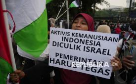 Massa menyerukan pembebasan aktivis kemanusiaan yang diculik Zionis Israel dalam missi Global Sumud Flotilla (GSF), di Jalan Asia Afrika, Kota Bandung, Selasa (19/5/2026).