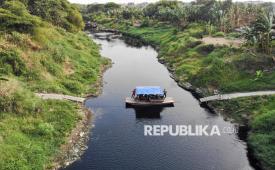 Foto udara Sungai Cileungsi yang airnya menghitam akibat tercemar limbah di kawasan Ciangsana, Gunung Putri, Kabupaten Bogor, Jawa Barat, Selasa (15/9/2026).