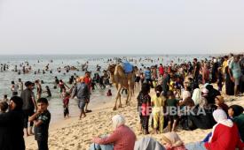 Anggota keluarga Palestina yang mengungsi akibat perang yang sedang berlangsung dengan Israel di pantai Khan Younis, Jalur Gaza selatan, Senin, (20/5/2024).