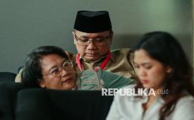 Mantan Menteri Agama Yaqut Cholil Qoumas tiba untuk memenuhi panggilan pemeriksaan di Gedung Merah Putih KPK, Jakarta, Selasa (16/12/2025). KPK kembali memeriksa Yaqut Cholil Qoumas sebagai saksi dalam penyidikan kasus dugaan korupsi kuota haji khusus 2024.