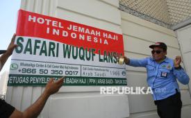 Petugas Penyelenggara Ibadah Haji memasang spanduk di hotel transit peserta safari wukuf khusus lansia di Makkah, Arab Saudi, Selasa (3/6/2025). Sebanyak 500 calon haji direncanakan mengikuti skema safari wukuf khusus lansia pada puncak musim haji. 